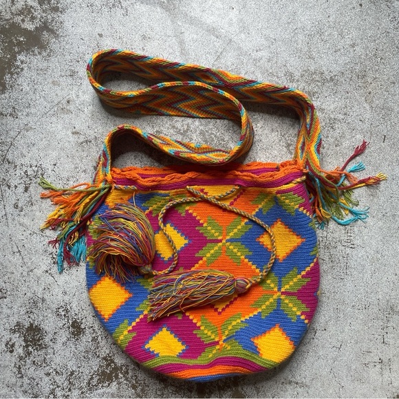 Wayuu tribal handmade vibrant colorful woven shoulder bag. - Picture 1 of 6